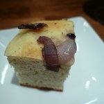 オステリア・イル・カスターニョ - 赤タマネギのパン