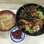 けやき食堂 - 味噌汁と柴漬けも付いて来ます。