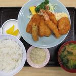 動坂食堂 - ミックスフライの付け合わせは食感を残したポテサラとキャベツにカットレモンが添えられています。小皿にタルタルソースが入っていました。たくあん2枚、濃いめの味噌汁がついてくる。