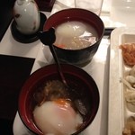 ややダイニング - 味噌汁と汁物に温泉卵を入れました