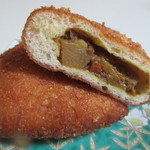 パンブリエ - 中に熟成ビーフとジャガイモを使ったフルーティなカレーがたっぷり入ったパンです。
