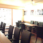 礎 - テーブル席もあり、店内は結構ひろい。