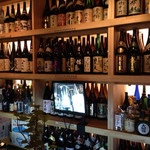 礎 - ・・・一升瓶だらけのカウンターが広がる