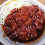 名古屋名物 みそかつ 矢場とん - 「わらじとんかつ」1,600円。通常のロースとんかつの2倍もあるビッグサイズです。味噌ダレはさらっとしていますが味はしっかりしています。脂身と赤身の割合は1対5程で脂分を感じつつ美味しく頂けます。