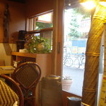 花の木 - 外が見えるテーブル席で