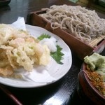 手打そば 仲屋 - 玉ネギとむきエビのかきあげが、甘くて旨い　150円