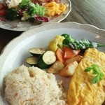 ティータイム ガルニ - キノコソースのオムレツとガーリックライス