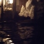 貝掛温泉 - 露天風呂は雪の壁に囲まれています。