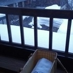 部屋から外を見ると雪がひどくなってきています。