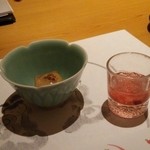 まずは食前酒とごま豆腐。