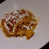 オッジ ダルマット 西麻布店 - 茄子とトマト、リコッタの温かいパスタ。