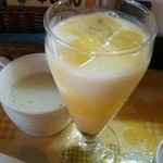 カレーショップ　ギータ - マンゴーラッシー