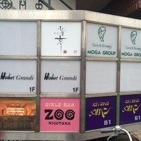 せき亭 - 一階にあるビルのテナント看板