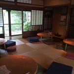 中庭が見渡せる御座敷