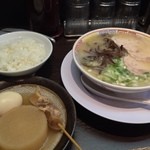 元祖 名島亭 - ラー博は俺の社員食堂。平日限定のランチセット、おでん定食＋おでん1個！  おでん定食は築炉釜出しとんこつラーメソ＋おでん2個＋ごはん。おなかいっぱいHRKRS