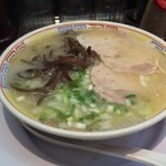 元祖 名島亭 - 築炉釜出しとんこつラーメソ。あっさりしつつも旨味しっかりのとんこつラーメソ。このスープ好きだなぁ。極細麺もイイね。途中で紅生姜加えたり胡麻加えたり高菜加えたり。