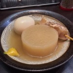 元祖 名島亭 - おでん定食にはおでん2つがついている。さらにいただいたトッピング無料券を使い1つ追加。というわけで合計3つ。ダイコソ、すじ、玉子♡  