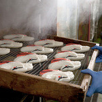 梅かま - 熟練の職人が美味しいかまぼこを蒸しあげます。