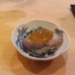 小谷 - ナマコ握りコノワタのせ