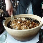 広東料理 センス - テーブルの横で、混ぜている所