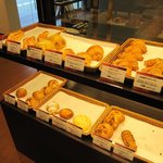 エーデルワイス ルビアン アンテノール 工場直営店 - 普通？のパンも並んでます。