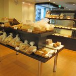 エーデルワイス ルビアン アンテノール 工場直営店 - 店内中ほどに特価パンが。