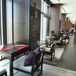 広東料理 センス - 大きな窓側の席