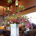 広東料理 センス - 花のアレンジが綺麗な、フロント・ロビー