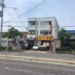 台湾家庭料理梅園 - 道路を渡ったお向かいの駐車場から店舗外観