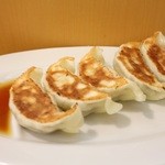 東秀 - 餃子セット 205円。