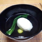 御料理 はやし - 『海老しんじょの椀物』
                                しんじょは、柔らかくふわふわっとしていて、中には 海老が入っていた～♪(^o^)丿