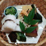 御料理 はやし - メインの『お弁当』！出汁巻き玉子、鰆焼き、さつまいも煮、酢の物、イカとウニのすり団子、お新香、昆布の佃煮、いなり寿司、梅しそのふりかけ握りご飯～♪(^o^)丿
