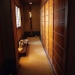 御料理 はやし - 靴を脱いで上がると、廊下は畳敷～！！(・。・;