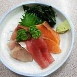 京助 - おふくろ定食の刺身盛り合わせ