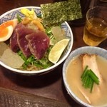 麺や庄の - 鰹の冷や汁つけ麺★
      
      宮崎県の郷土料理、冷や汁を再構築したものでスープは鶏と鰹出汁、生姜をきかせた塩味！
      しっかりとした塩の旨味とと奥深さが感じられますね！
      
      スープの中にチャーシューが入っています。
      
      
      
      盛り方もとっても素敵^ ^
      麺の上にはエディブルフラワー、おろし、白味噌餡が乗っていて少しずつ麺と絡めていただきます。
      野菜もたっぷりでほんとにオシャレです！！
      
      
      鰹は瞬間薫製しており、口の