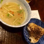 麺や庄の - 〆は珍しくリゾットではなく、焼おにぎりをスープの中に投入するんです！
      この焼おにぎりはあっつあつでそのまま食べても美味しいのでスープに入れるのがもったいないほど！！
      