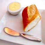 銀座 シェ・トモ - フランスパン　店のシンボルが刻印された卵状のバターに注目！