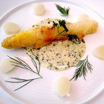 銀座 シェ・トモ - パートブリックをまとわせて焼き上げたホワイトアスパラガス