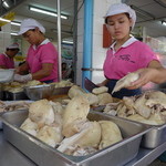 Raan Kaithong Pratunam - 昼飯時に備えて、蒸し鶏をどんどん捌いていきます。※撮影ご了解