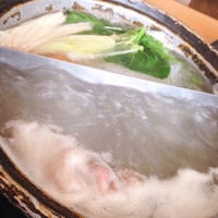 銀座しゃぶ通 マロニエゲート店 - しゃぶしゃぶしている様子
