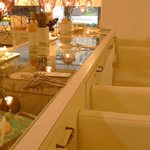 店内のカウンター席