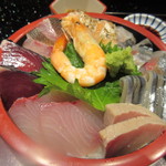 日本料理てら岡 - 海鮮丼は何種類もの魚の刺身が重なった重量感ある丼です。
            