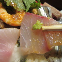 日本料理てら岡 中洲本店 - 海鮮丼に使われてる魚は鮮度が命、その日入荷してる最高の刺身を使用してあります。
                  