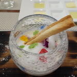 ビストロ ダイア - ジャガイモのビッソワーズにカニとコンソメジュレがたっぷり乗っているのが嬉しいです。器は沖縄に行って自分で２０個作ってきたとか