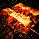 サルトビ - 大振りの豚串にキムチとチーズを乗せた、絶妙な味のシンフォニー！！