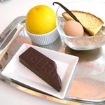 銀座 シェ・トモ - デザートの材料をこんな具合で見せて、選ばせてくれます