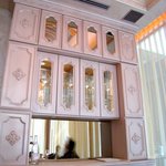 銀座 シェ・トモ - 個室には大きな食器棚。ワイングラスはここから出します。