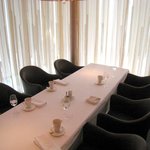 銀座 シェ・トモ - ４人用個室はこんな感じ。席は６人分ありました。