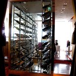銀座 シェ・トモ - 11F入口付近には大きなワインセラーが