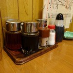 Kanna nato sakko ramen - 「環七土佐っ子ラーメン 板橋店」座敷席の卓上の調味料類。ラーメンのタレが常備されており、好みの調整が自分で出来る。